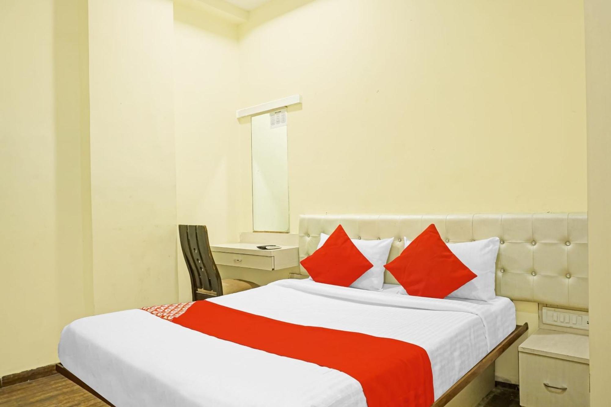 Hotel O 24K Inn Mundhva Extérieur photo