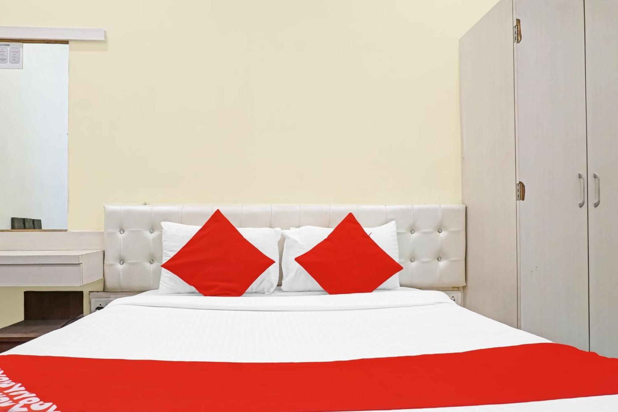Hotel O 24K Inn Mundhva Extérieur photo