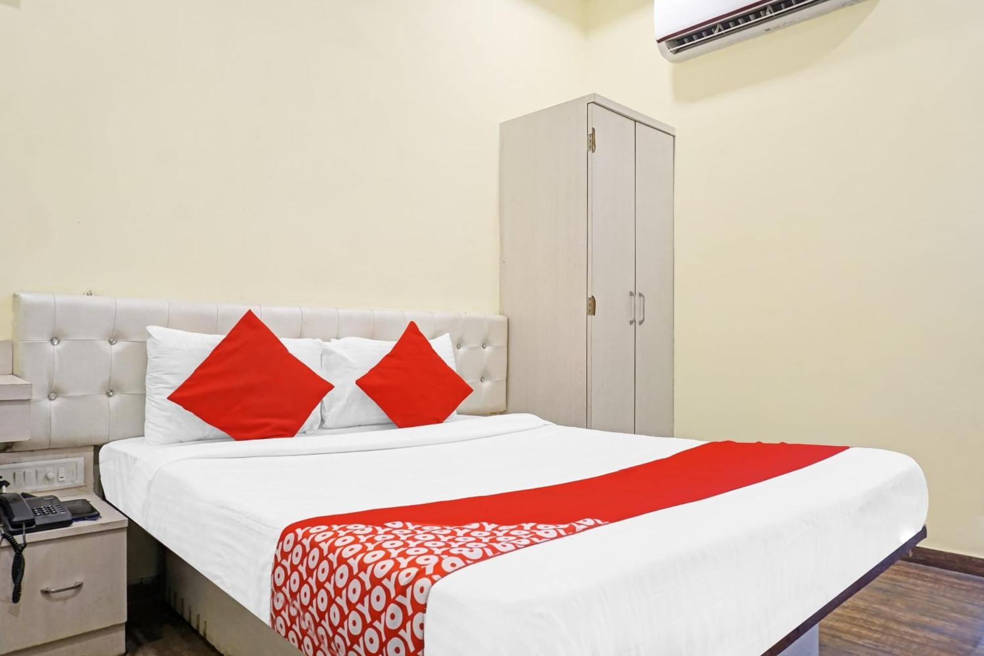 Hotel O 24K Inn Mundhva Extérieur photo