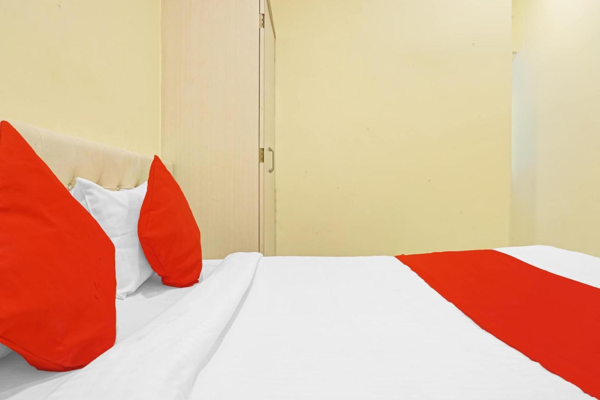 Hotel O 24K Inn Mundhva Extérieur photo