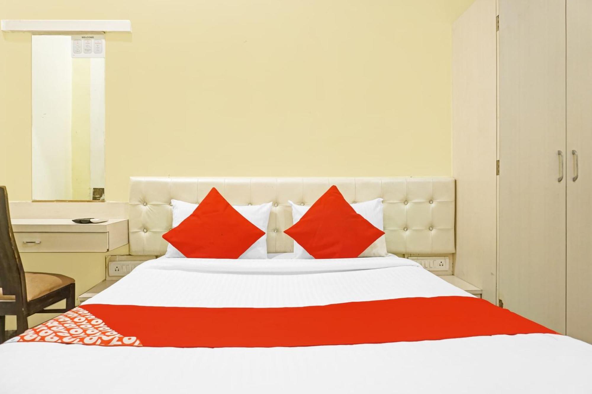 Hotel O 24K Inn Mundhva Extérieur photo