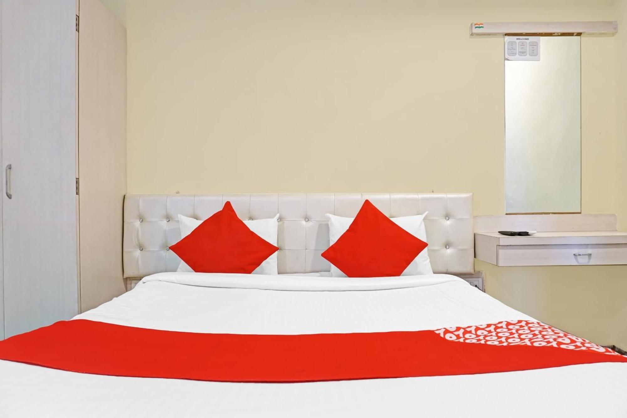 Hotel O 24K Inn Mundhva Extérieur photo
